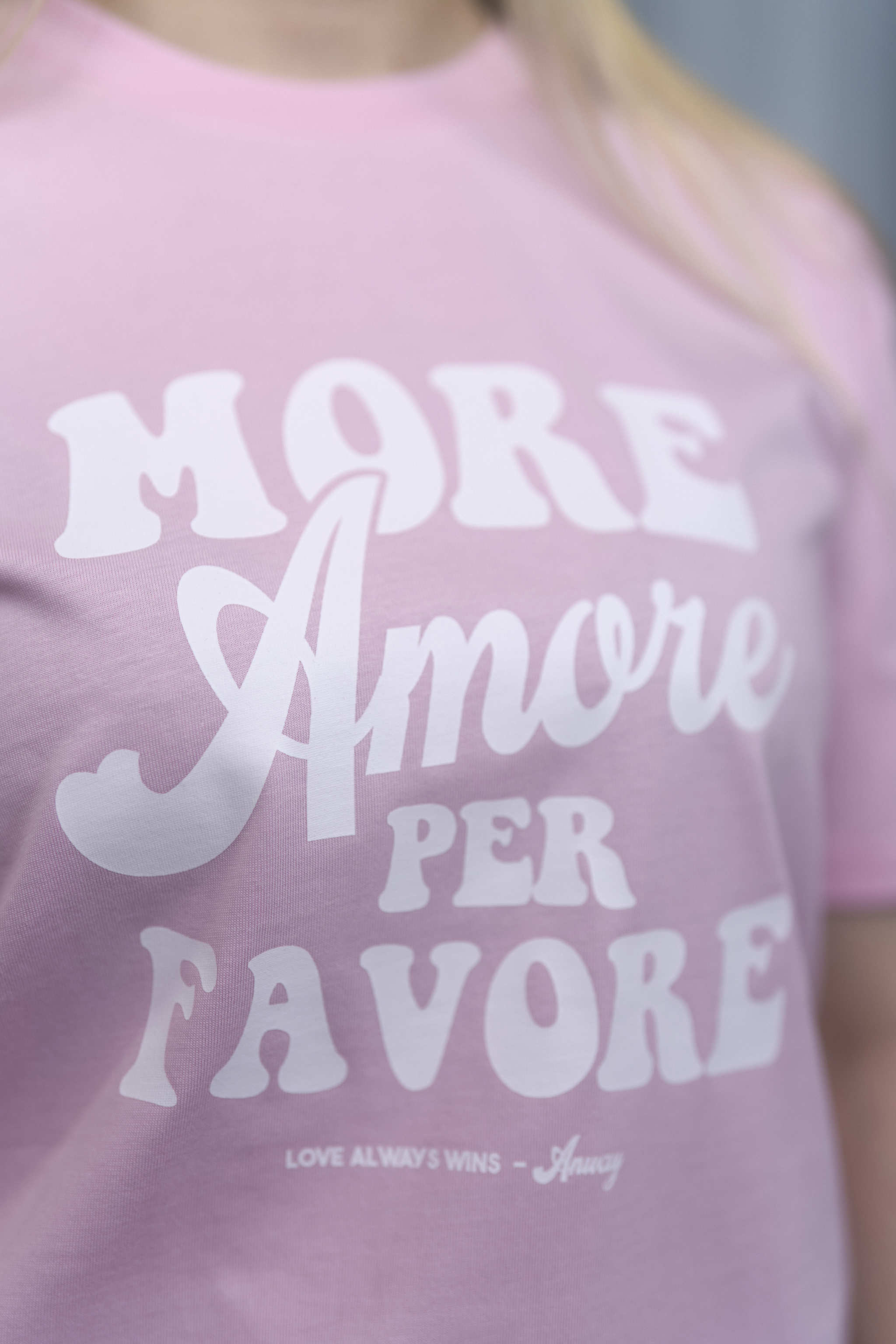 Unisex T-Shirt aus 100% Bio-Baumwolle Cotton Pink rosa mit weissem Print Aufdruck More Amore Per Favore