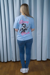 T-Shirt aus 100 % Bio-Baumwolle mit normaler Passform, erhältlich in verschiedenen Farben wie Blue Soul, Cotton Pink, Lavender, Aloe, Weiss und Schwarz. Individuell bedruckbar mit Wunschmotiv. Weiches, angenehm leichtes Material für hohen Tragekomfort. Ideal für einen zeitgemässen, entspannten Look. T-Shirt mit einer Cowgirl-Illustration mit Peitsche und dem rosa Schriftzug „Anway Power“ auf der Rückseite.