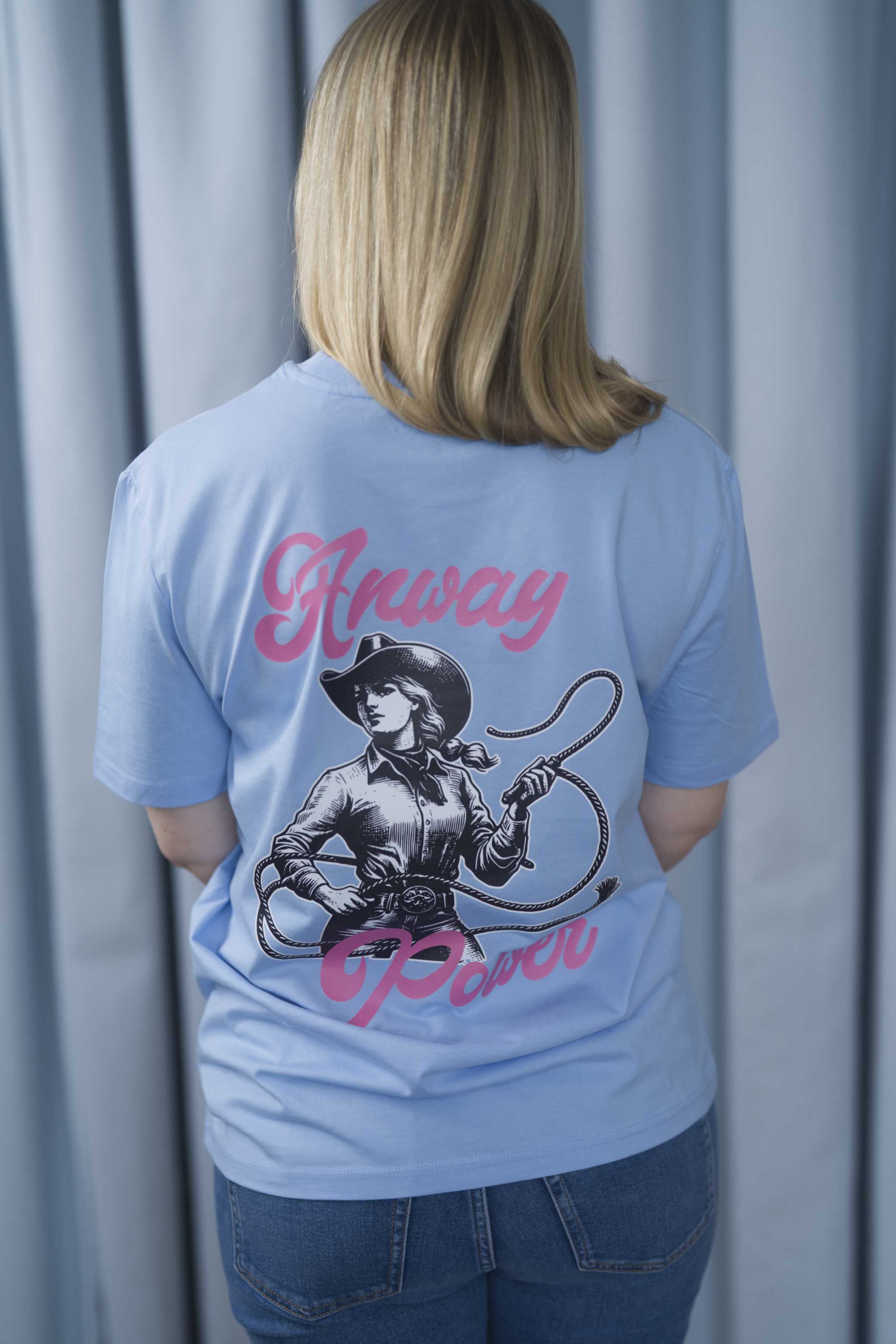T-Shirt aus 100 % Bio-Baumwolle mit normaler Passform, erhältlich in verschiedenen Farben wie Blue Soul, Cotton Pink, Lavender, Aloe, Weiss und Schwarz. Individuell bedruckbar mit Wunschmotiv. Weiches, angenehm leichtes Material für hohen Tragekomfort. Ideal für einen zeitgemässen, entspannten Look. T-Shirt mit einer Cowgirl-Illustration mit Peitsche und dem rosa Schriftzug „Anway Power“ auf der Rückseite.