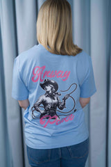T-Shirt aus 100 % Bio-Baumwolle mit normaler Passform, erhältlich in verschiedenen Farben wie Blue Soul, Cotton Pink, Lavender, Aloe, Weiss und Schwarz. Individuell bedruckbar mit Wunschmotiv. Weiches, angenehm leichtes Material für hohen Tragekomfort. Ideal für einen zeitgemässen, entspannten Look. T-Shirt mit einer Cowgirl-Illustration mit Peitsche und dem rosa Schriftzug „Anway Power“ auf der Rückseite.