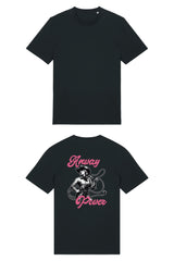 T-Shirt aus 100 % Bio-Baumwolle mit normaler Passform, erhältlich in verschiedenen Farben wie Blue Soul, Cotton Pink, Lavender, Aloe, Weiss und Schwarz. Individuell bedruckbar mit Wunschmotiv. Weiches, angenehm leichtes Material für hohen Tragekomfort. Ideal für einen zeitgemässen, entspannten Look. T-Shirt mit einer Cowgirl-Illustration mit Peitsche und dem rosa Schriftzug „Anway Power“ auf der Rückseite.