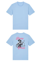 T-Shirt aus 100 % Bio-Baumwolle mit normaler Passform, erhältlich in verschiedenen Farben wie Blue Soul, Cotton Pink, Lavender, Aloe, Weiss und Schwarz. Individuell bedruckbar mit Wunschmotiv. Weiches, angenehm leichtes Material für hohen Tragekomfort. Ideal für einen zeitgemässen, entspannten Look. T-Shirt mit einer Cowgirl-Illustration mit Peitsche und dem rosa Schriftzug „Anway Power“ auf der Rückseite.