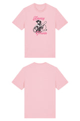 T-Shirt aus 100 % Bio-Baumwolle mit normaler Passform, erhältlich in verschiedenen Farben wie Blue Soul, Cotton Pink, Lavender, Aloe, Weiss und Schwarz. Individuell bedruckbar mit Wunschmotiv. Weiches, angenehm leichtes Material für hohen Tragekomfort. Ideal für einen zeitgemässen, entspannten Look. T-Shirt mit einer Cowgirl-Illustration mit Peitsche und dem rosa Schriftzug „Anway Power“ auf der Vorderseite.