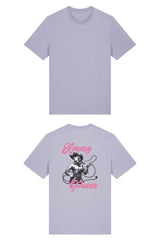 T-Shirt aus 100 % Bio-Baumwolle mit normaler Passform, erhältlich in verschiedenen Farben wie Blue Soul, Cotton Pink, Lavender, Aloe, Weiss und Schwarz. Individuell bedruckbar mit Wunschmotiv. Weiches, angenehm leichtes Material für hohen Tragekomfort. Ideal für einen zeitgemässen, entspannten Look. T-Shirt mit einer Cowgirl-Illustration mit Peitsche und dem rosa Schriftzug „Anway Power“ auf der Rückseite.