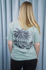 T-Shirt aus 100 % Bio-Baumwolle mit normaler Passform, erhältlich in verschiedenen Farben wie Blue Soul, Cotton Pink, Lavender, Aloe, Weiss und Schwarz. Individuell bedruckbar mit Wunschmotiv. Weiches, angenehm leichtes Material für hohen Tragekomfort. Ideal für einen zeitgemässen, entspannten Look. T-Shirt mit kleinem Motiv einer Palme und eines Liegestuhls auf der linken Brust und einem detaillierten Strandmotiv mit Palmen, Kokosnüssen und Sonnenuntergang auf der Rückseite. 