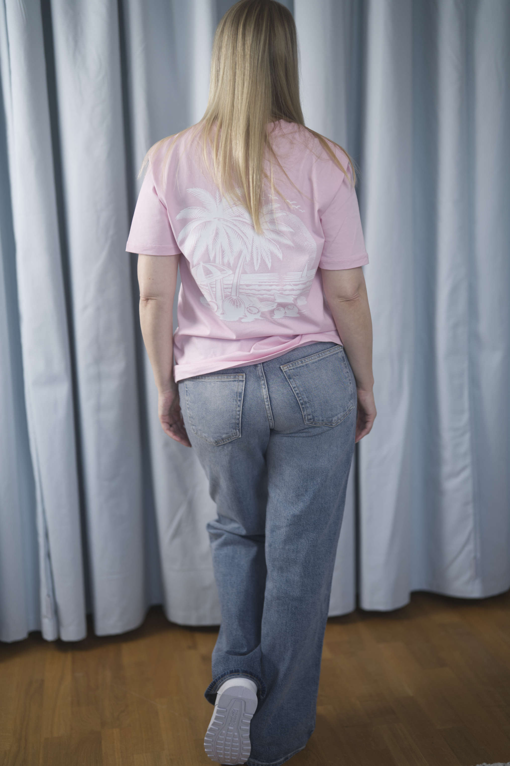T-Shirt aus 100 % Bio-Baumwolle mit normaler Passform, erhältlich in verschiedenen Farben wie Blue Soul, Cotton Pink, Lavender, Aloe, Weiss und Schwarz. Individuell bedruckbar mit Wunschmotiv. Weiches, angenehm leichtes Material für hohen Tragekomfort. Ideal für einen zeitgemässen, entspannten Look. T-Shirt mit einem detaillierten Strandmotiv mit Palmen, Kokosnüssen und Sonnenuntergang auf der Rückseite. 