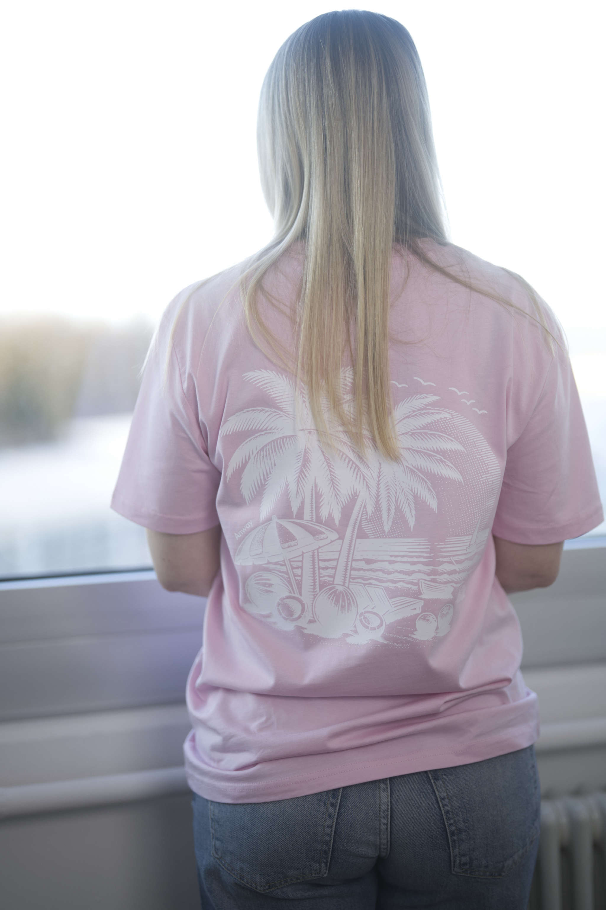 T-Shirt aus 100 % Bio-Baumwolle mit normaler Passform, erhältlich in verschiedenen Farben wie Blue Soul, Cotton Pink, Lavender, Aloe, Weiss und Schwarz. Individuell bedruckbar mit Wunschmotiv. Weiches, angenehm leichtes Material für hohen Tragekomfort. Ideal für einen zeitgemässen, entspannten Look. T-Shirt mit einem detaillierten Strandmotiv mit Palmen, Kokosnüssen und Sonnenuntergang auf der Rückseite. 