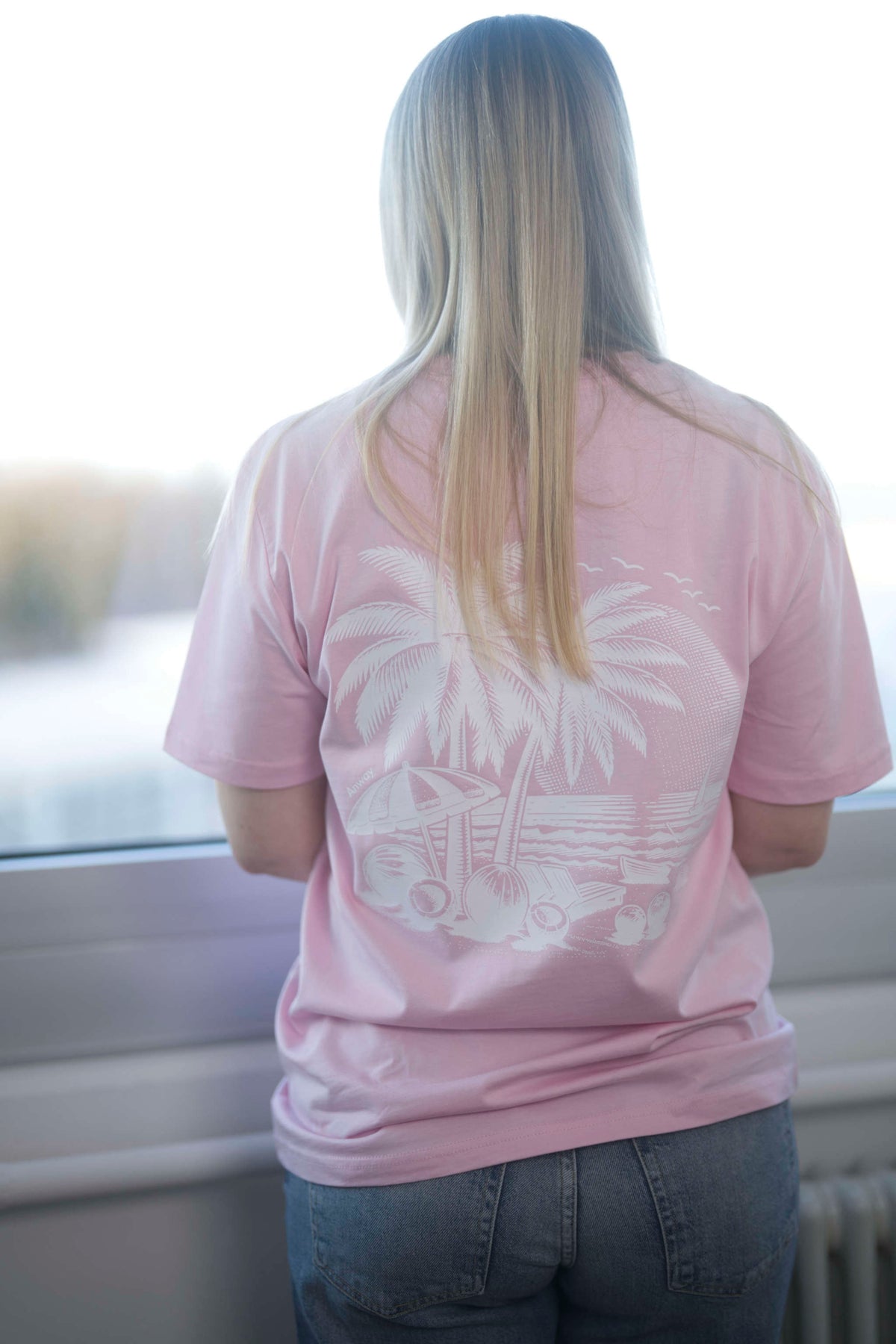 T-Shirt aus 100 % Bio-Baumwolle mit normaler Passform, erhältlich in verschiedenen Farben wie Blue Soul, Cotton Pink, Lavender, Aloe, Weiss und Schwarz. Individuell bedruckbar mit Wunschmotiv. Weiches, angenehm leichtes Material für hohen Tragekomfort. Ideal für einen zeitgemässen, entspannten Look. T-Shirt mit einem detaillierten Strandmotiv mit Palmen, Kokosnüssen und Sonnenuntergang auf der Rückseite. 