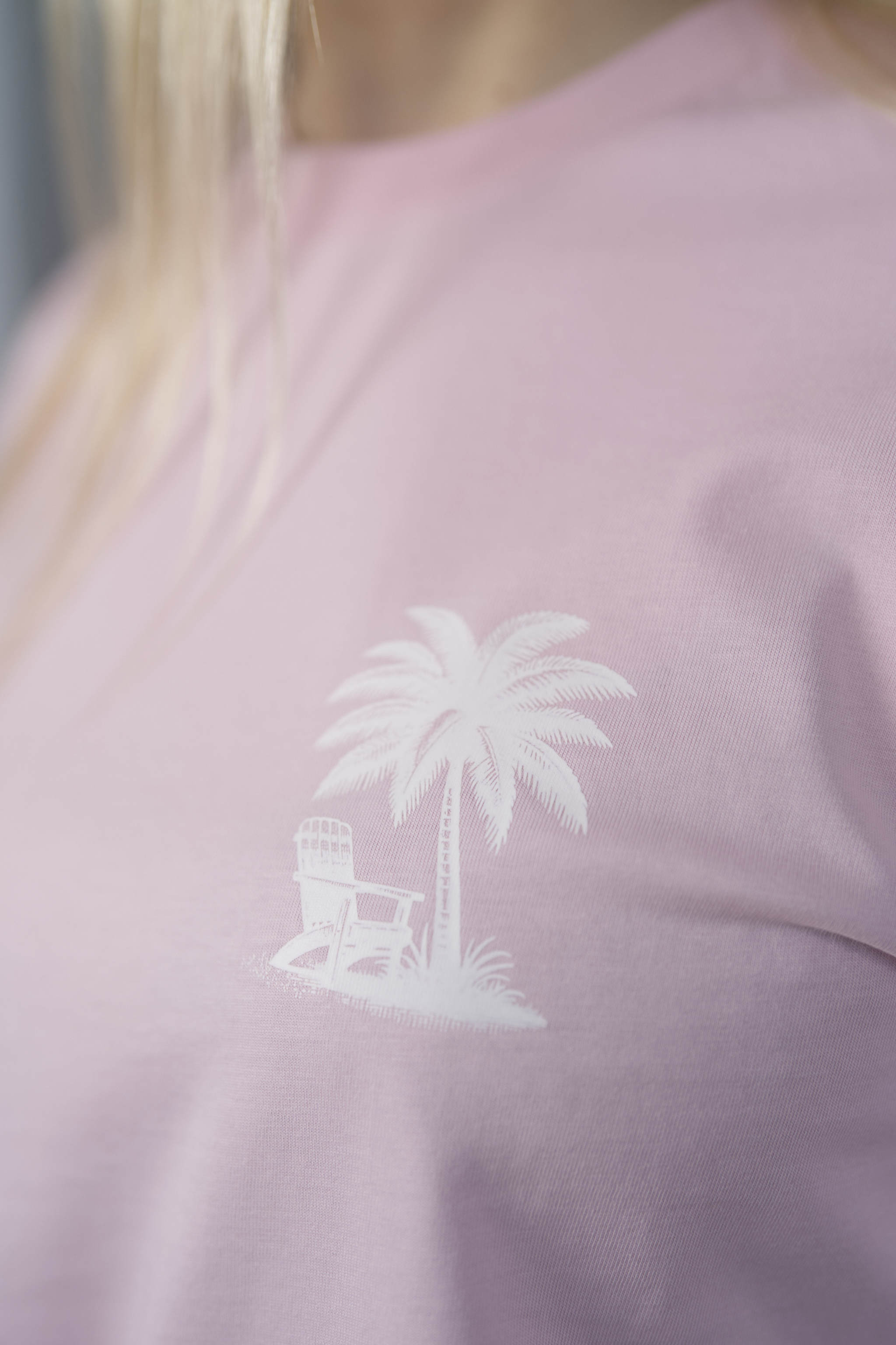 T-Shirt aus 100 % Bio-Baumwolle mit normaler Passform, erhältlich in verschiedenen Farben wie Blue Soul, Cotton Pink, Lavender, Aloe, Weiss und Schwarz. Individuell bedruckbar mit Wunschmotiv. Weiches, angenehm leichtes Material für hohen Tragekomfort. Ideal für einen zeitgemässen, entspannten Look. T-Shirt mit einem detaillierten Strandmotiv mit Palmen, Kokosnüssen und Sonnenuntergang auf der Rückseite. 