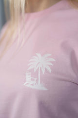 T-Shirt aus 100 % Bio-Baumwolle mit normaler Passform, erhältlich in verschiedenen Farben wie Blue Soul, Cotton Pink, Lavender, Aloe, Weiss und Schwarz. Individuell bedruckbar mit Wunschmotiv. Weiches, angenehm leichtes Material für hohen Tragekomfort. Ideal für einen zeitgemässen, entspannten Look. T-Shirt mit einem detaillierten Strandmotiv mit Palmen, Kokosnüssen und Sonnenuntergang auf der Rückseite. 