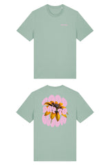 T-Shirt aus 100 % Bio-Baumwolle mit normaler Passform, erhältlich in verschiedenen Farben wie Blue Soul, Cotton Pink, Lavender, Aloe, Weiss und Schwarz. Individuell bedruckbar mit Wunschmotiv. Weiches, angenehm leichtes Material für hohen Tragekomfort. Ideal für einen zeitgemässen, entspannten Look. Vorderseite: Kleiner „Anway“-Schriftzug auf der linken Brust. Rückseite: Grosses Design mit Sonnenblume und Text „GOOD DAY TO BLOOM“.