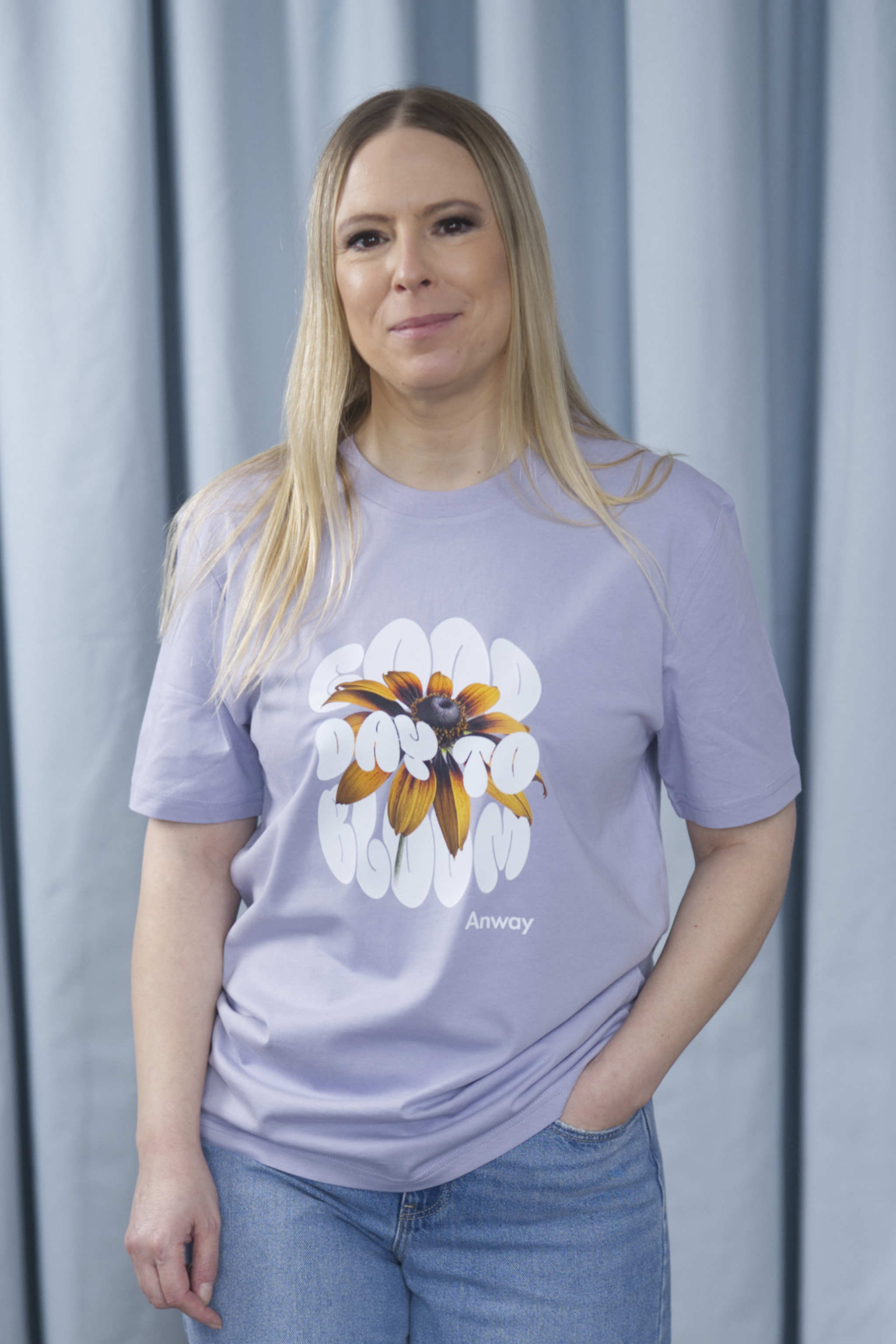 T-Shirt aus 100 % Bio-Baumwolle mit normaler Passform, erhältlich in verschiedenen Farben wie Blue Soul, Cotton Pink, Lavender, Aloe, Weiss und Schwarz. Individuell bedruckbar mit Wunschmotiv. Weiches, angenehm leichtes Material für hohen Tragekomfort. Ideal für einen zeitgemässen, entspannten Look. Design mit Sonnenblume und Text „GOOD DAY TO BLOOM“ auf der Vorderseite.