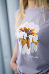 T-Shirt aus 100 % Bio-Baumwolle mit normaler Passform, erhältlich in verschiedenen Farben wie Blue Soul, Cotton Pink, Lavender, Aloe, Weiss und Schwarz. Individuell bedruckbar mit Wunschmotiv. Weiches, angenehm leichtes Material für hohen Tragekomfort. Ideal für einen zeitgemässen, entspannten Look. Design mit Sonnenblume und Text „GOOD DAY TO BLOOM“ auf der Vorderseite.