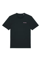 T-Shirt aus 100 % Bio-Baumwolle mit normaler Passform, erhältlich in verschiedenen Farben wie Blue Soul, Cotton Pink, Lavender, Aloe, Weiss und Schwarz. Individuell bedruckbar mit Wunschmotiv. Weiches, angenehm leichtes Material für hohen Tragekomfort. Ideal für einen zeitgemässen, entspannten Look. Vorderseite: Kleiner „Anway“-Schriftzug auf der linken Brust. Rückseite: Grosses Design mit Sonnenblume und Text „GOOD DAY TO BLOOM“.