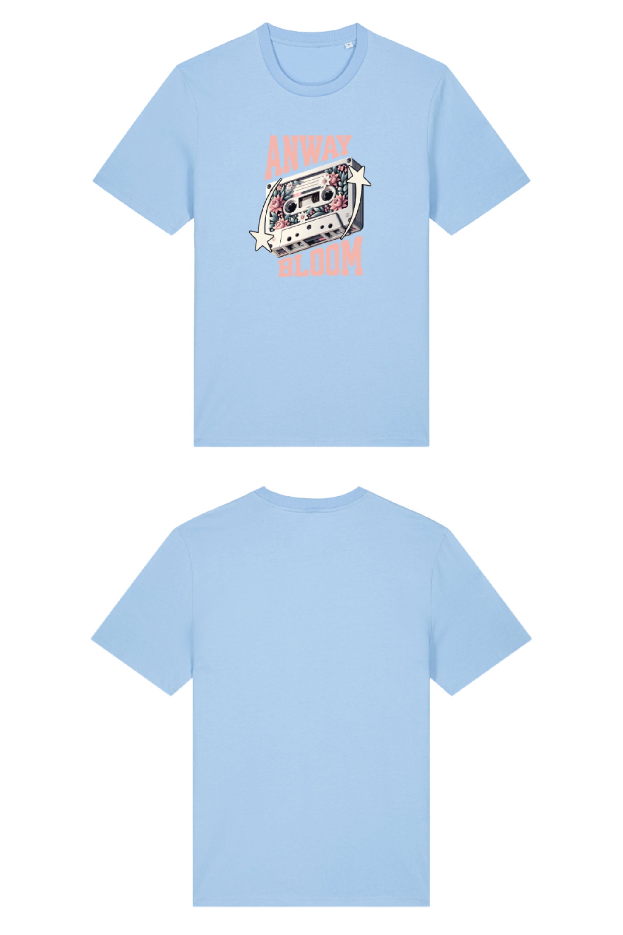 T-Shirt aus 100 % Bio-Baumwolle mit normaler Passform, erhältlich in verschiedenen Farben wie Blue Soul, Cotton Pink, Lavender, Aloe, Weiss und Schwarz. Individuell bedruckbar mit Wunschmotiv. Weiches, angenehm leichtes Material für hohen Tragekomfort. Ideal für einen zeitgemässen, entspannten Look. Als Motiv auf der Vorderseite eine Kassette, dekoriert mit Blumen, eingerahmt von Sternen – Text „ANWAY BLOOM“.