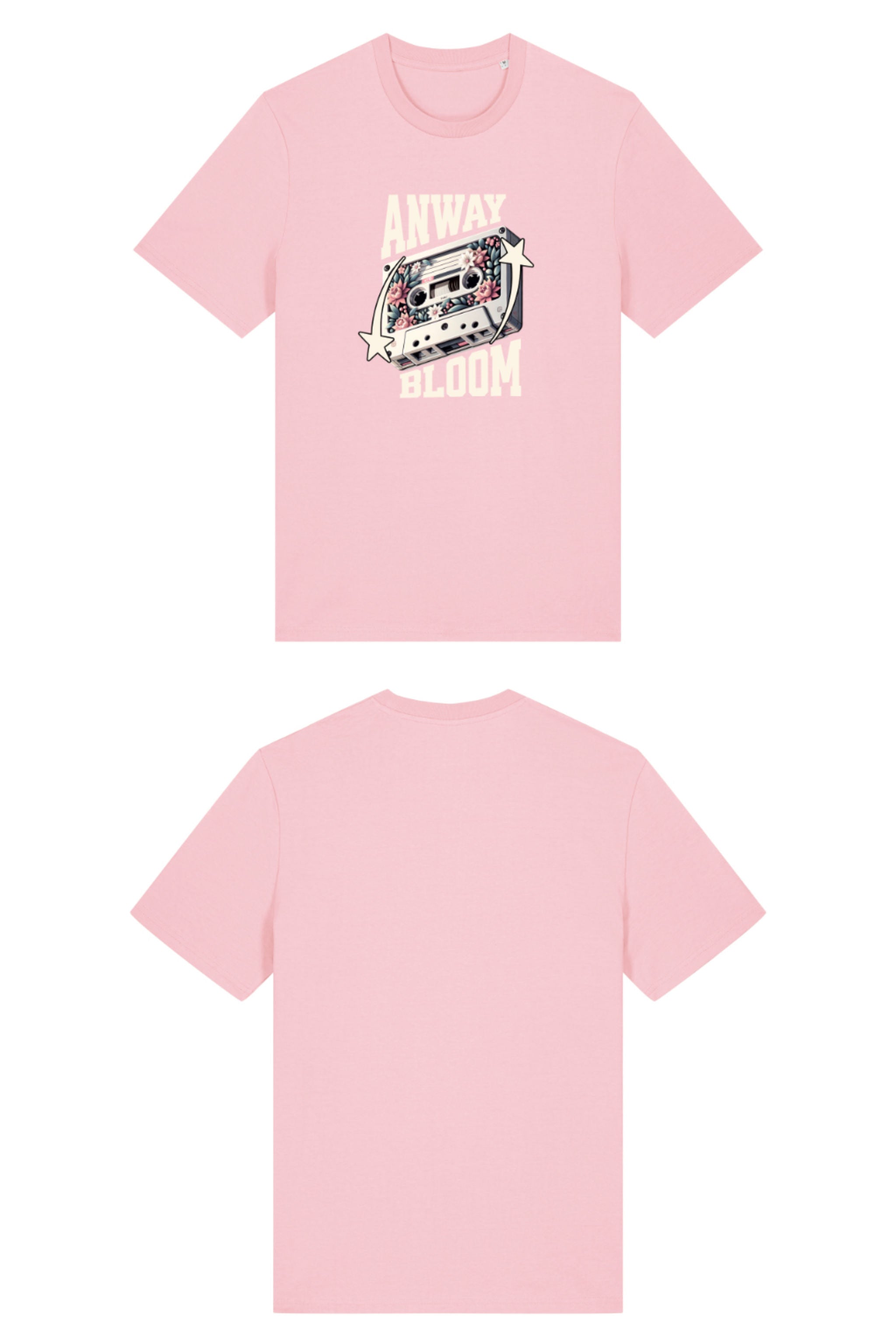 T-Shirt aus 100 % Bio-Baumwolle mit normaler Passform, erhältlich in verschiedenen Farben wie Blue Soul, Cotton Pink, Lavender, Aloe, Weiss und Schwarz. Individuell bedruckbar mit Wunschmotiv. Weiches, angenehm leichtes Material für hohen Tragekomfort. Ideal für einen zeitgemässen, entspannten Look. Als Motiv auf der Vorderseite eine Kassette, dekoriert mit Blumen, eingerahmt von Sternen – Text „ANWAY BLOOM“.