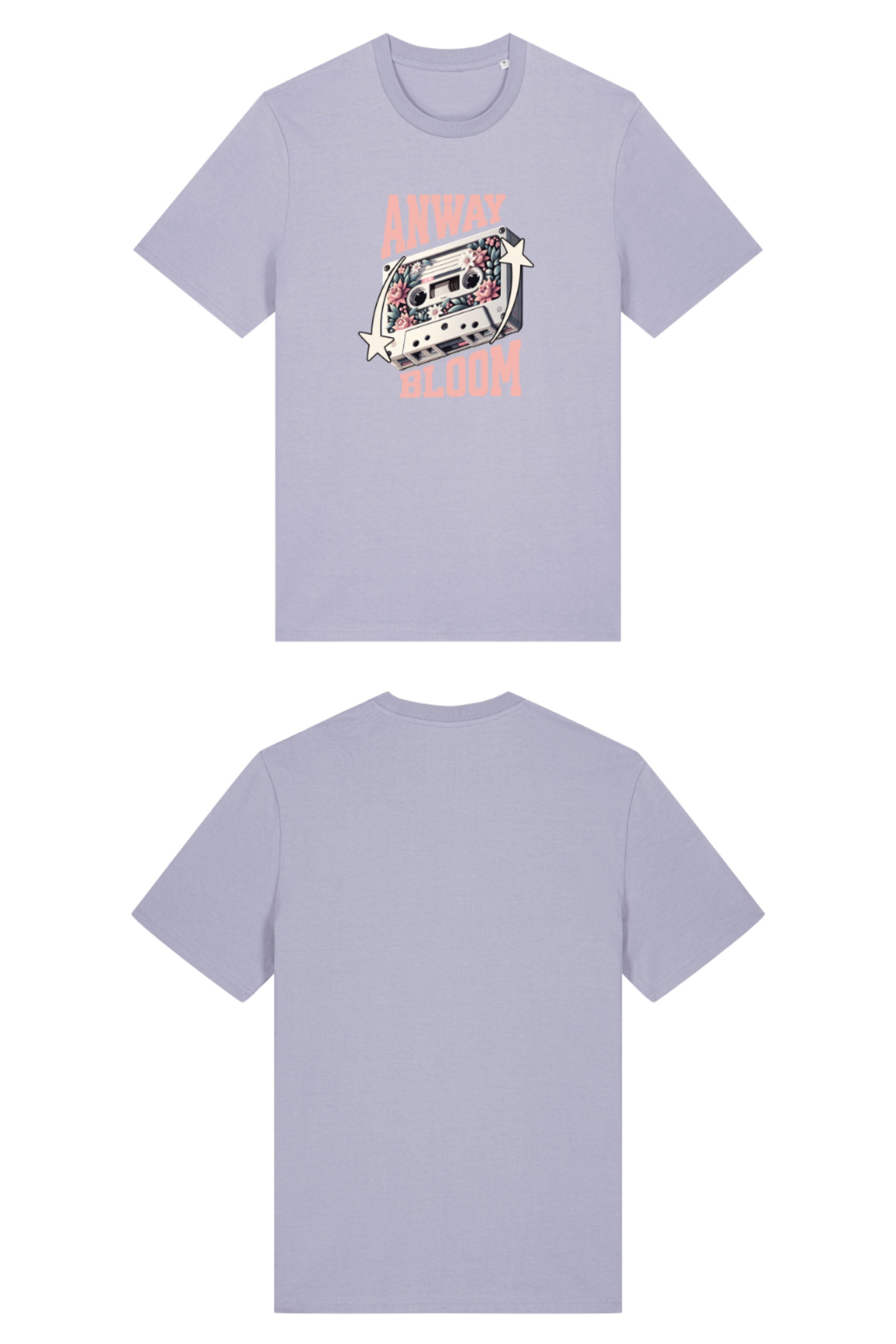 T-Shirt aus 100 % Bio-Baumwolle mit normaler Passform, erhältlich in verschiedenen Farben wie Blue Soul, Cotton Pink, Lavender, Aloe, Weiss und Schwarz. Individuell bedruckbar mit Wunschmotiv. Weiches, angenehm leichtes Material für hohen Tragekomfort. Ideal für einen zeitgemässen, entspannten Look. Als Motiv auf der Vorderseite eine Kassette, dekoriert mit Blumen, eingerahmt von Sternen – Text „ANWAY BLOOM“.
