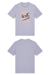 T-Shirt aus 100 % Bio-Baumwolle mit normaler Passform, erhältlich in verschiedenen Farben wie Blue Soul, Cotton Pink, Lavender, Aloe, Weiss und Schwarz. Individuell bedruckbar mit Wunschmotiv. Weiches, angenehm leichtes Material für hohen Tragekomfort. Ideal für einen zeitgemässen, entspannten Look. Als Motiv auf der Vorderseite eine Kassette, dekoriert mit Blumen, eingerahmt von Sternen – Text „ANWAY BLOOM“.