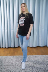T-Shirt aus 100 % Bio-Baumwolle mit normaler Passform, erhältlich in verschiedenen Farben wie Blue Soul, Cotton Pink, Lavender, Aloe, Weiss und Schwarz. Individuell bedruckbar mit Wunschmotiv. Weiches, angenehm leichtes Material für hohen Tragekomfort. Ideal für einen zeitgemässen, entspannten Look. Als Motiv auf der Vorderseite eine Kassette, dekoriert mit Blumen, eingerahmt von Sternen – Text „ANWAY BLOOM“.