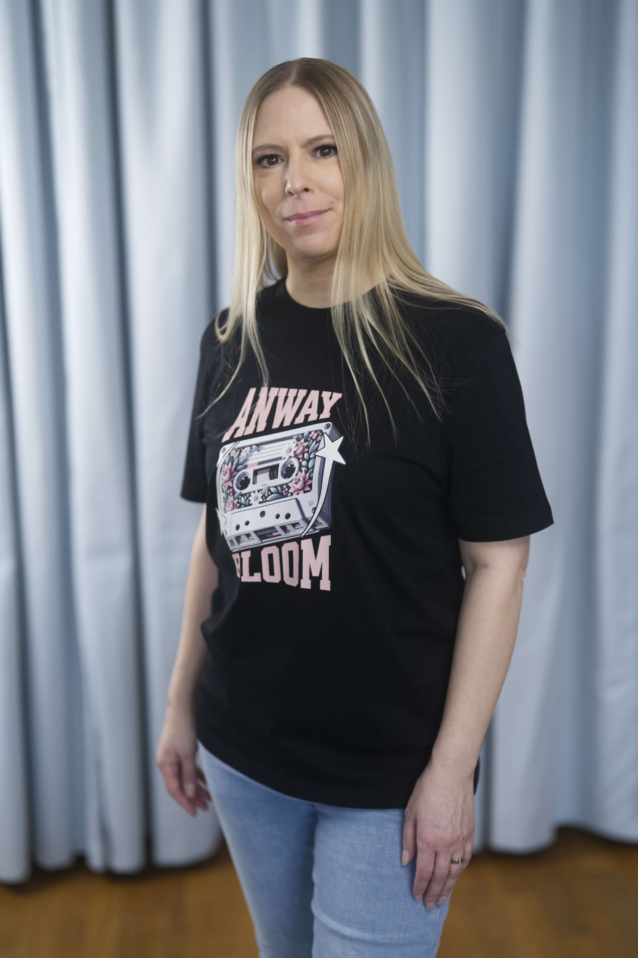 T-Shirt aus 100 % Bio-Baumwolle mit normaler Passform, erhältlich in verschiedenen Farben wie Blue Soul, Cotton Pink, Lavender, Aloe, Weiss und Schwarz. Individuell bedruckbar mit Wunschmotiv. Weiches, angenehm leichtes Material für hohen Tragekomfort. Ideal für einen zeitgemässen, entspannten Look. Als Motiv auf der Vorderseite eine Kassette, dekoriert mit Blumen, eingerahmt von Sternen – Text „ANWAY BLOOM“.