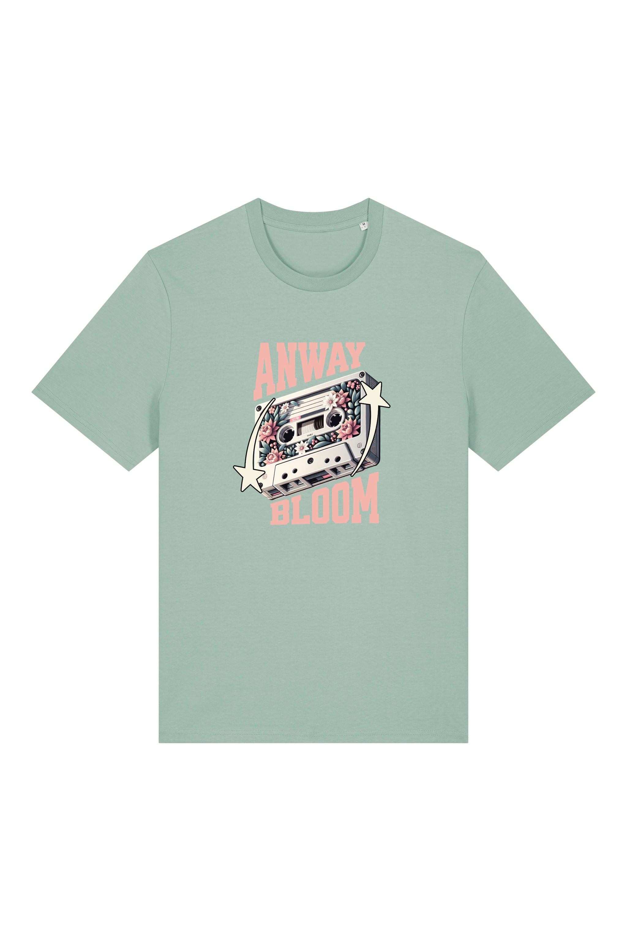 T-Shirt aus 100 % Bio-Baumwolle mit normaler Passform, erhältlich in verschiedenen Farben wie Blue Soul, Cotton Pink, Lavender, Aloe, Weiss und Schwarz. Individuell bedruckbar mit Wunschmotiv. Weiches, angenehm leichtes Material für hohen Tragekomfort. Ideal für einen zeitgemässen, entspannten Look. Als Motiv auf der Vorderseite eine Kassette, dekoriert mit Blumen, eingerahmt von Sternen – Text „ANWAY BLOOM“.