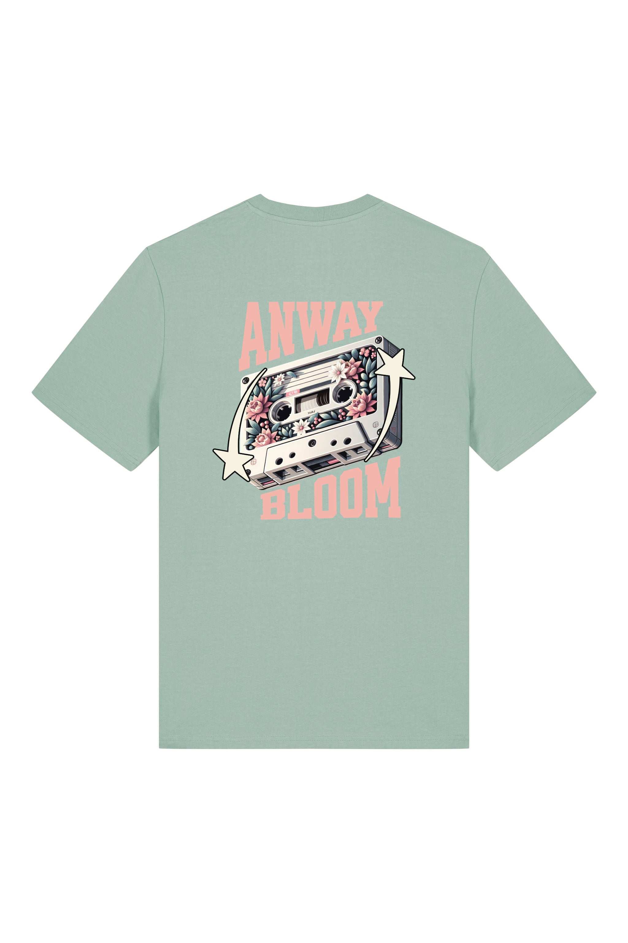 T-Shirt aus 100 % Bio-Baumwolle mit normaler Passform, erhältlich in verschiedenen Farben wie Blue Soul, Cotton Pink, Lavender, Aloe, Weiss und Schwarz. Individuell bedruckbar mit Wunschmotiv. Weiches, angenehm leichtes Material für hohen Tragekomfort. Ideal für einen zeitgemässen, entspannten Look. Als Motiv auf der Rückseite eine Kassette, dekoriert mit Blumen, eingerahmt von Sternen – Text „ANWAY BLOOM“.