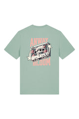 T-Shirt aus 100 % Bio-Baumwolle mit normaler Passform, erhältlich in verschiedenen Farben wie Blue Soul, Cotton Pink, Lavender, Aloe, Weiss und Schwarz. Individuell bedruckbar mit Wunschmotiv. Weiches, angenehm leichtes Material für hohen Tragekomfort. Ideal für einen zeitgemässen, entspannten Look. Als Motiv auf der Rückseite eine Kassette, dekoriert mit Blumen, eingerahmt von Sternen – Text „ANWAY BLOOM“.