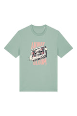 T-Shirt aus 100 % Bio-Baumwolle mit normaler Passform, erhältlich in verschiedenen Farben wie Blue Soul, Cotton Pink, Lavender, Aloe, Weiss und Schwarz. Individuell bedruckbar mit Wunschmotiv. Weiches, angenehm leichtes Material für hohen Tragekomfort. Ideal für einen zeitgemässen, entspannten Look. Als Motiv auf der Vorderseite eine Kassette, dekoriert mit Blumen, eingerahmt von Sternen – Text „ANWAY BLOOM“.