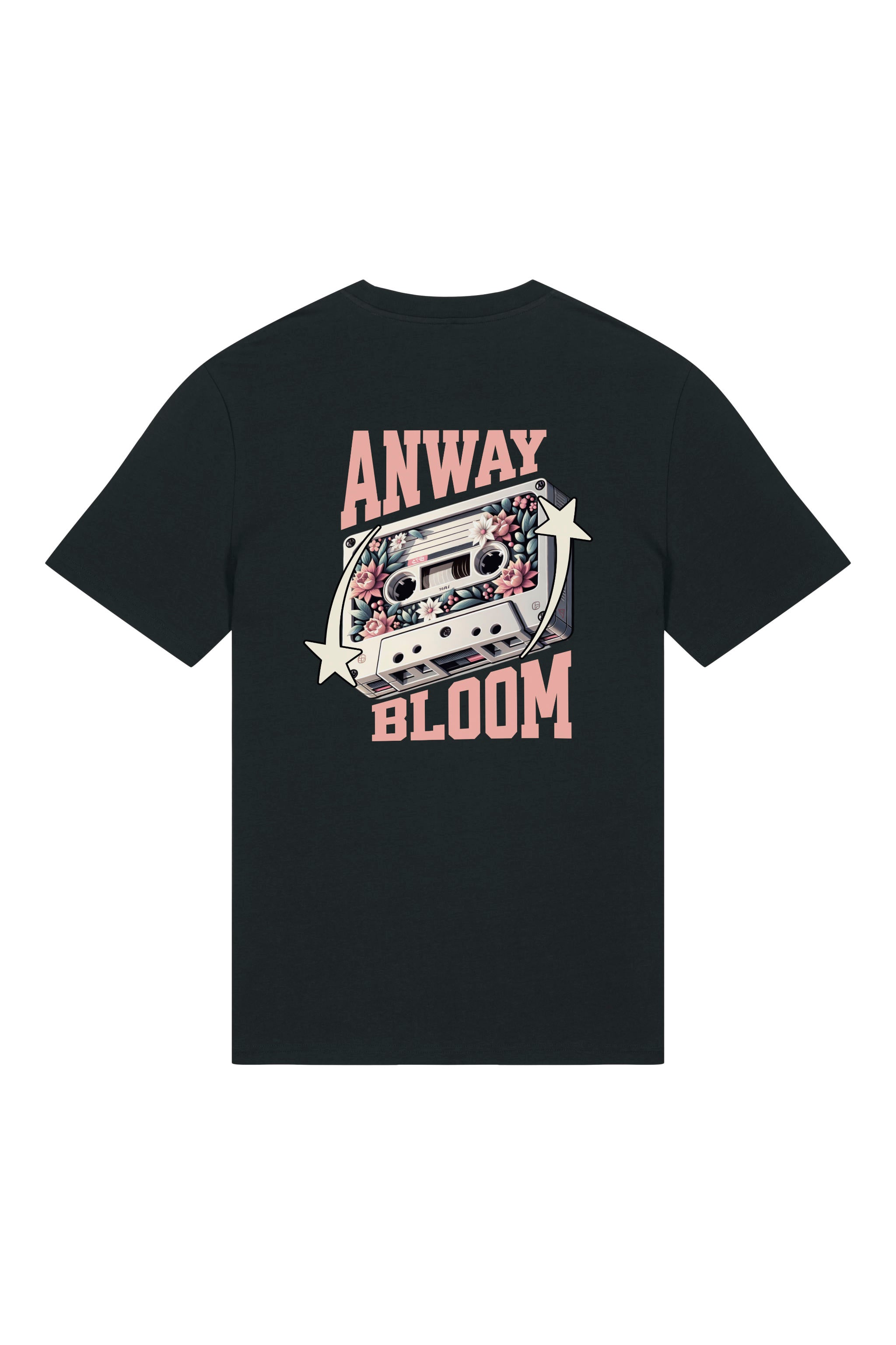T-Shirt aus 100 % Bio-Baumwolle mit normaler Passform, erhältlich in verschiedenen Farben wie Blue Soul, Cotton Pink, Lavender, Aloe, Weiss und Schwarz. Individuell bedruckbar mit Wunschmotiv. Weiches, angenehm leichtes Material für hohen Tragekomfort. Ideal für einen zeitgemässen, entspannten Look. Als Motiv auf der Rückseite eine Kassette, dekoriert mit Blumen, eingerahmt von Sternen – Text „ANWAY BLOOM“.