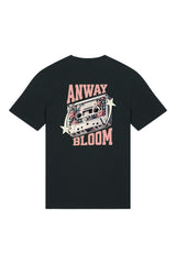 T-Shirt aus 100 % Bio-Baumwolle mit normaler Passform, erhältlich in verschiedenen Farben wie Blue Soul, Cotton Pink, Lavender, Aloe, Weiss und Schwarz. Individuell bedruckbar mit Wunschmotiv. Weiches, angenehm leichtes Material für hohen Tragekomfort. Ideal für einen zeitgemässen, entspannten Look. Als Motiv auf der Rückseite eine Kassette, dekoriert mit Blumen, eingerahmt von Sternen – Text „ANWAY BLOOM“.