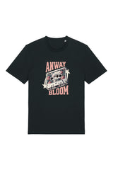 T-Shirt aus 100 % Bio-Baumwolle mit normaler Passform, erhältlich in verschiedenen Farben wie Blue Soul, Cotton Pink, Lavender, Aloe, Weiss und Schwarz. Individuell bedruckbar mit Wunschmotiv. Weiches, angenehm leichtes Material für hohen Tragekomfort. Ideal für einen zeitgemässen, entspannten Look. Als Motiv auf der Vorderseite eine Kassette, dekoriert mit Blumen, eingerahmt von Sternen – Text „ANWAY BLOOM“.