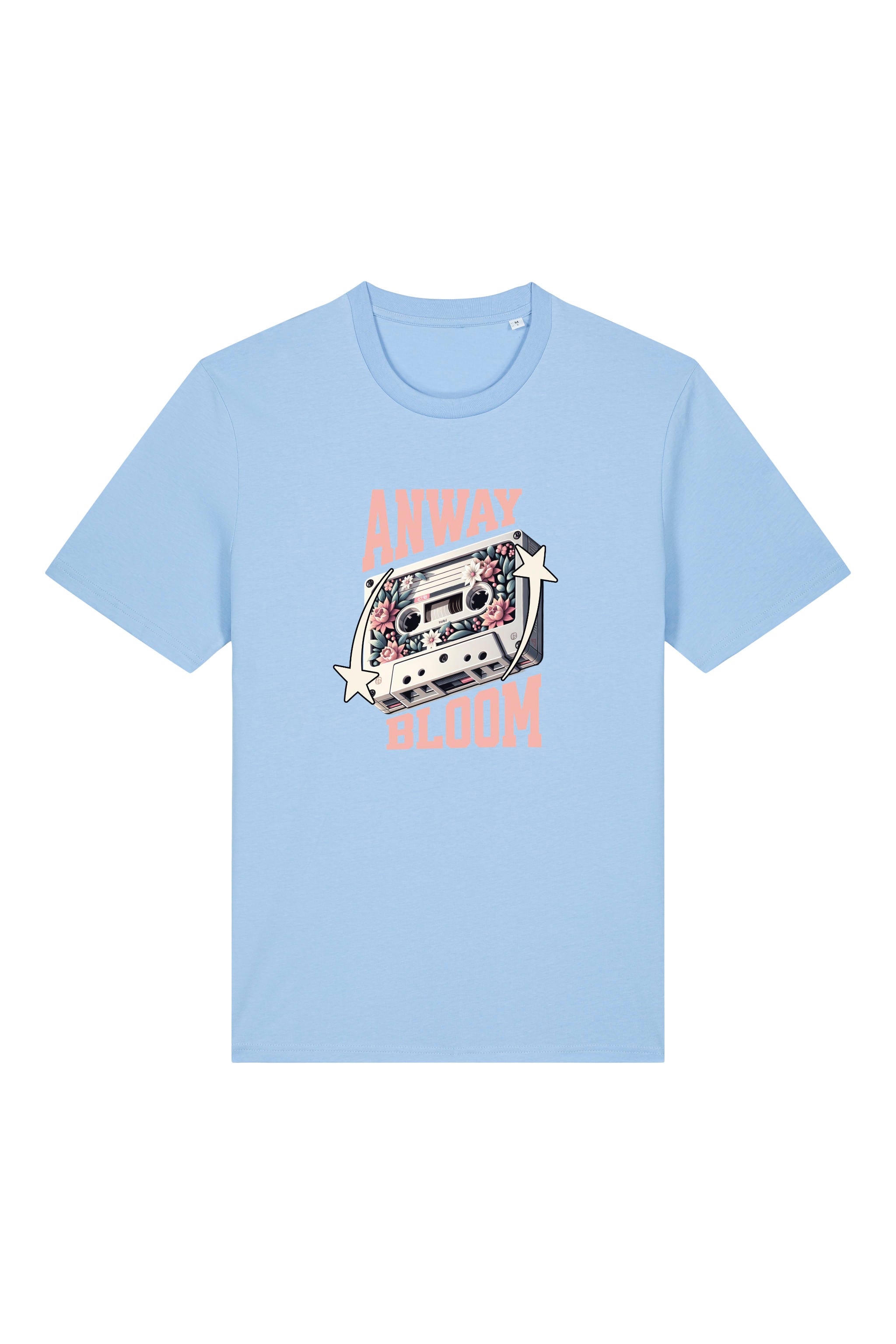 T-Shirt aus 100 % Bio-Baumwolle mit normaler Passform, erhältlich in verschiedenen Farben wie Blue Soul, Cotton Pink, Lavender, Aloe, Weiss und Schwarz. Individuell bedruckbar mit Wunschmotiv. Weiches, angenehm leichtes Material für hohen Tragekomfort. Ideal für einen zeitgemässen, entspannten Look. Als Motiv auf der Vorderseite eine Kassette, dekoriert mit Blumen, eingerahmt von Sternen – Text „ANWAY BLOOM“.