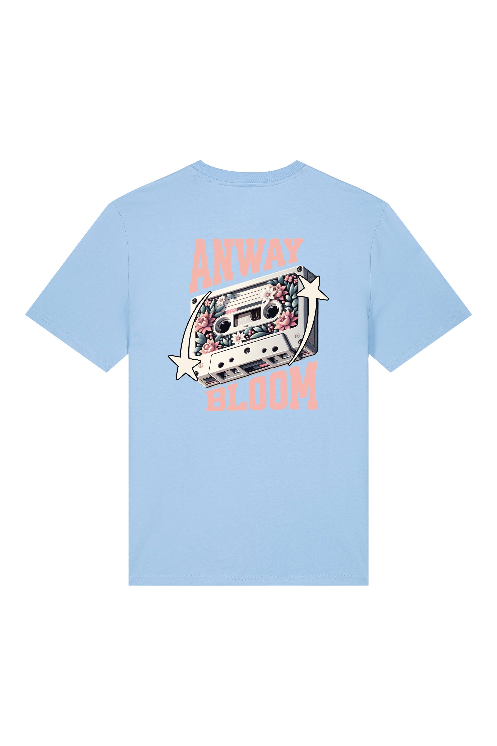 T-Shirt aus 100 % Bio-Baumwolle mit normaler Passform, erhältlich in verschiedenen Farben wie Blue Soul, Cotton Pink, Lavender, Aloe, Weiss und Schwarz. Individuell bedruckbar mit Wunschmotiv. Weiches, angenehm leichtes Material für hohen Tragekomfort. Ideal für einen zeitgemässen, entspannten Look. Als Motiv auf der Rückseite eine Kassette, dekoriert mit Blumen, eingerahmt von Sternen – Text „ANWAY BLOOM“.
