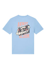 T-Shirt aus 100 % Bio-Baumwolle mit normaler Passform, erhältlich in verschiedenen Farben wie Blue Soul, Cotton Pink, Lavender, Aloe, Weiss und Schwarz. Individuell bedruckbar mit Wunschmotiv. Weiches, angenehm leichtes Material für hohen Tragekomfort. Ideal für einen zeitgemässen, entspannten Look. Als Motiv auf der Rückseite eine Kassette, dekoriert mit Blumen, eingerahmt von Sternen – Text „ANWAY BLOOM“.