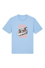T-Shirt aus 100 % Bio-Baumwolle mit normaler Passform, erhältlich in verschiedenen Farben wie Blue Soul, Cotton Pink, Lavender, Aloe, Weiss und Schwarz. Individuell bedruckbar mit Wunschmotiv. Weiches, angenehm leichtes Material für hohen Tragekomfort. Ideal für einen zeitgemässen, entspannten Look. Als Motiv auf der Vorderseite eine Kassette, dekoriert mit Blumen, eingerahmt von Sternen – Text „ANWAY BLOOM“.