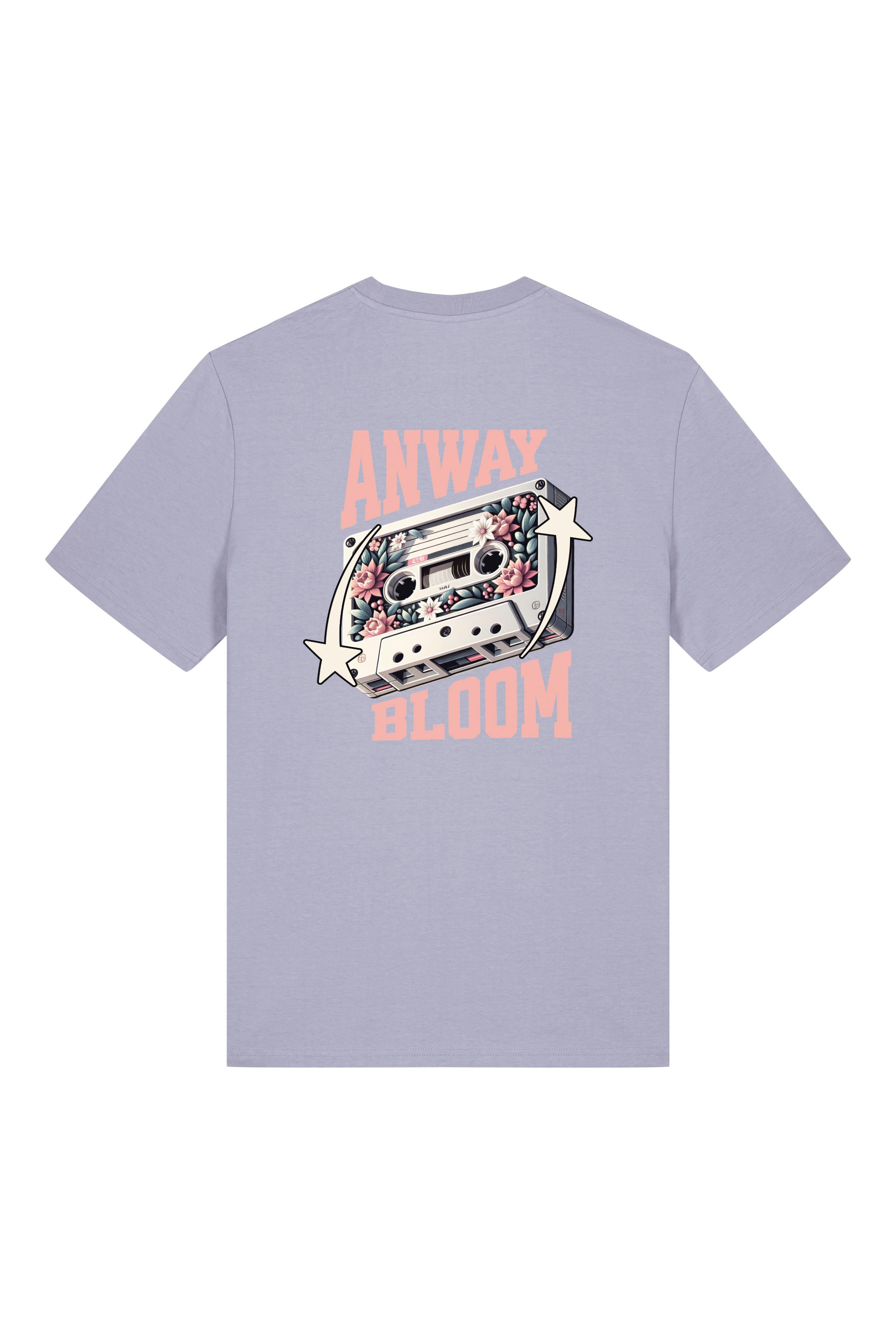 T-Shirt aus 100 % Bio-Baumwolle mit normaler Passform, erhältlich in verschiedenen Farben wie Blue Soul, Cotton Pink, Lavender, Aloe, Weiss und Schwarz. Individuell bedruckbar mit Wunschmotiv. Weiches, angenehm leichtes Material für hohen Tragekomfort. Ideal für einen zeitgemässen, entspannten Look. Als Motiv auf der Rückseite eine Kassette, dekoriert mit Blumen, eingerahmt von Sternen – Text „ANWAY BLOOM“.