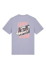 T-Shirt aus 100 % Bio-Baumwolle mit normaler Passform, erhältlich in verschiedenen Farben wie Blue Soul, Cotton Pink, Lavender, Aloe, Weiss und Schwarz. Individuell bedruckbar mit Wunschmotiv. Weiches, angenehm leichtes Material für hohen Tragekomfort. Ideal für einen zeitgemässen, entspannten Look. Als Motiv auf der Rückseite eine Kassette, dekoriert mit Blumen, eingerahmt von Sternen – Text „ANWAY BLOOM“.