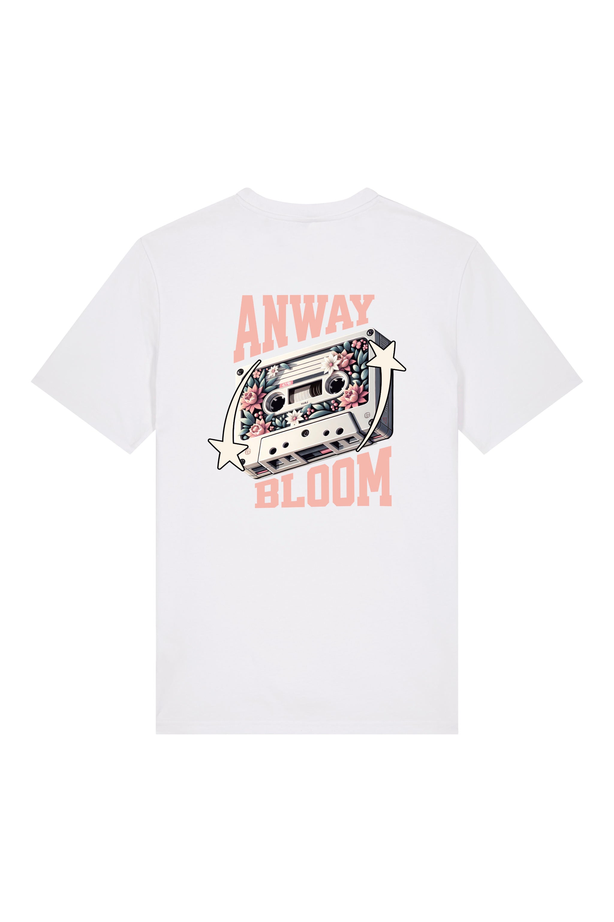 T-Shirt aus 100 % Bio-Baumwolle mit normaler Passform, erhältlich in verschiedenen Farben wie Blue Soul, Cotton Pink, Lavender, Aloe, Weiss und Schwarz. Individuell bedruckbar mit Wunschmotiv. Weiches, angenehm leichtes Material für hohen Tragekomfort. Ideal für einen zeitgemässen, entspannten Look. Als Motiv auf der Rückseite eine Kassette, dekoriert mit Blumen, eingerahmt von Sternen – Text „ANWAY BLOOM“.