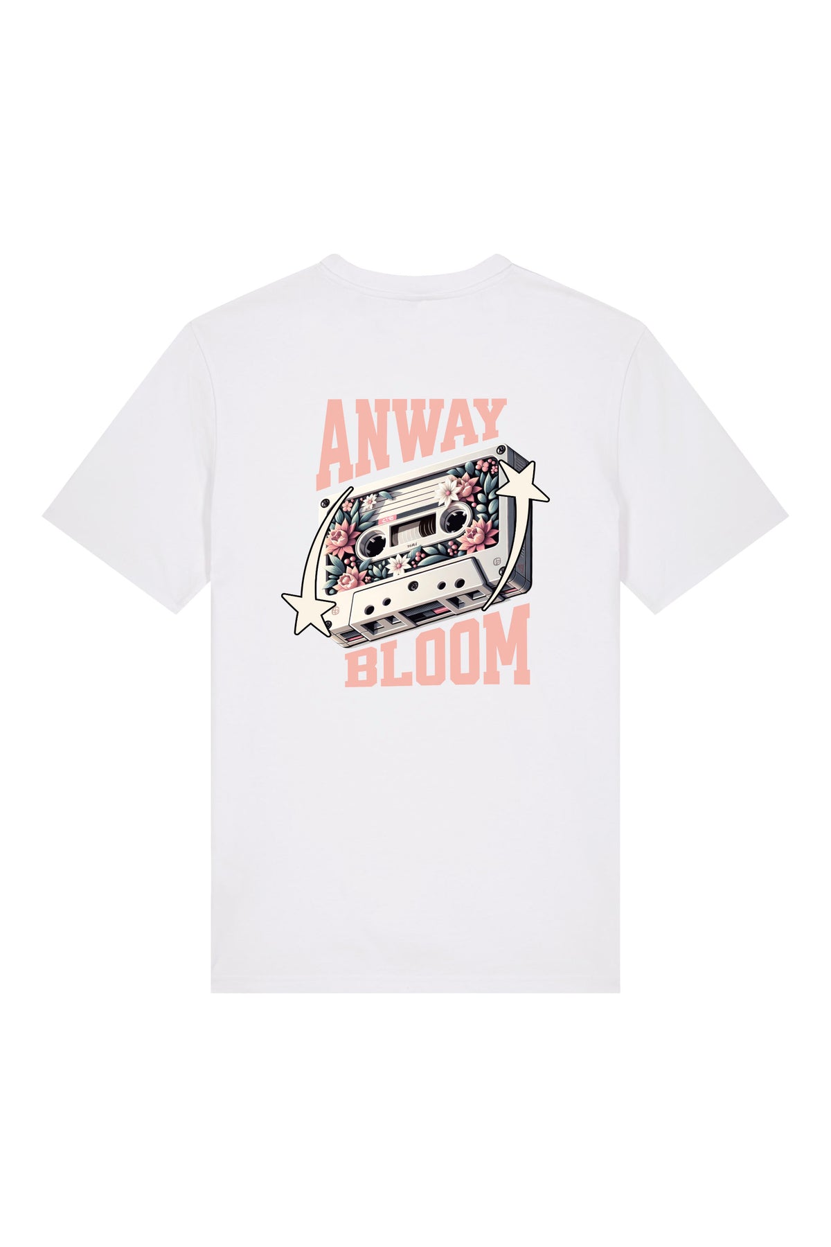 T-Shirt aus 100 % Bio-Baumwolle mit normaler Passform, erhältlich in verschiedenen Farben wie Blue Soul, Cotton Pink, Lavender, Aloe, Weiss und Schwarz. Individuell bedruckbar mit Wunschmotiv. Weiches, angenehm leichtes Material für hohen Tragekomfort. Ideal für einen zeitgemässen, entspannten Look. Als Motiv auf der Rückseite eine Kassette, dekoriert mit Blumen, eingerahmt von Sternen – Text „ANWAY BLOOM“.
