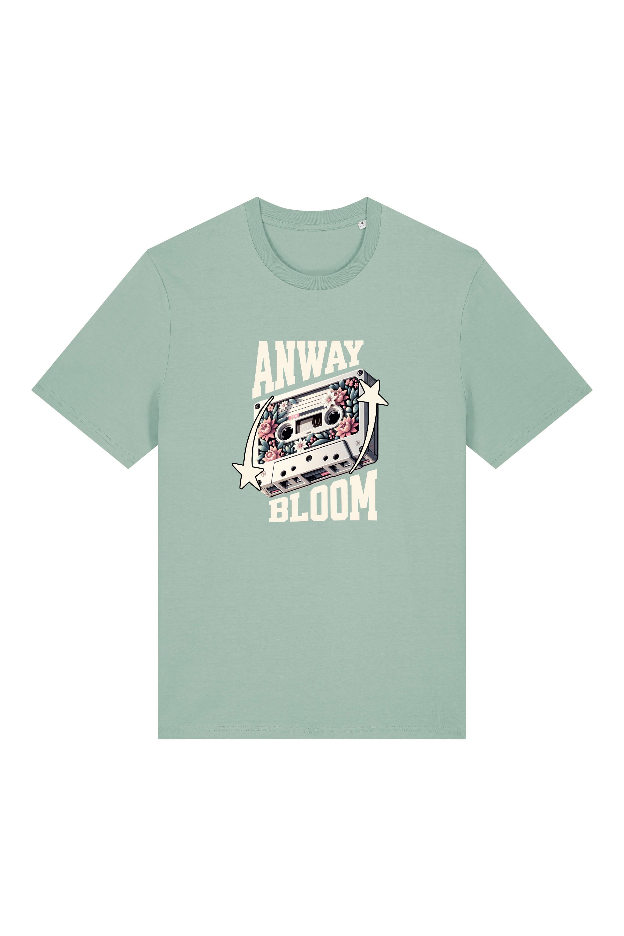 T-Shirt aus 100 % Bio-Baumwolle mit normaler Passform, erhältlich in verschiedenen Farben wie Blue Soul, Cotton Pink, Lavender, Aloe, Weiss und Schwarz. Individuell bedruckbar mit Wunschmotiv. Weiches, angenehm leichtes Material für hohen Tragekomfort. Ideal für einen zeitgemässen, entspannten Look. Als Motiv auf der Vorderseite eine Kassette, dekoriert mit Blumen, eingerahmt von Sternen – Text „ANWAY BLOOM“.
