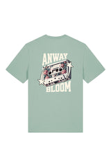 T-Shirt aus 100 % Bio-Baumwolle mit normaler Passform, erhältlich in verschiedenen Farben wie Blue Soul, Cotton Pink, Lavender, Aloe, Weiss und Schwarz. Individuell bedruckbar mit Wunschmotiv. Weiches, angenehm leichtes Material für hohen Tragekomfort. Ideal für einen zeitgemässen, entspannten Look. Als Motiv auf der Rückseite eine Kassette, dekoriert mit Blumen, eingerahmt von Sternen – Text „ANWAY BLOOM“.