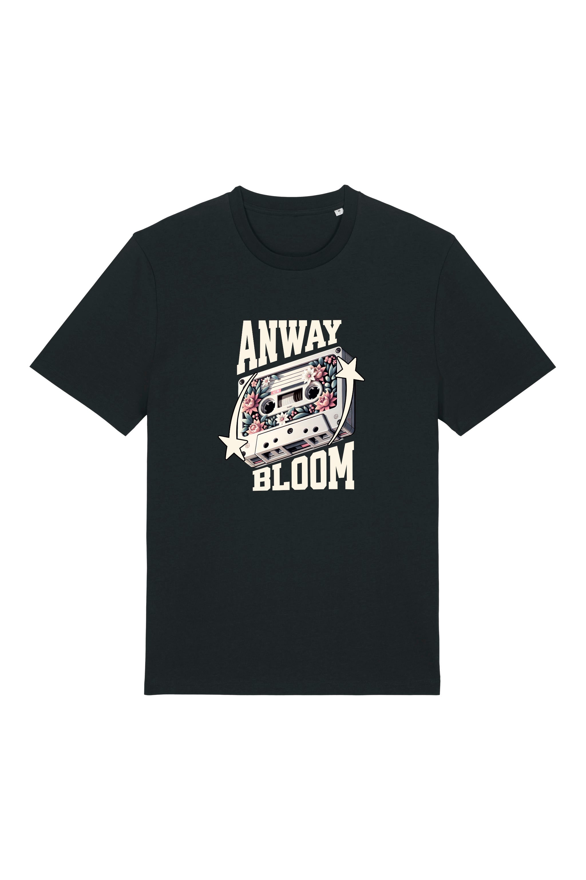 T-Shirt aus 100 % Bio-Baumwolle mit normaler Passform, erhältlich in verschiedenen Farben wie Blue Soul, Cotton Pink, Lavender, Aloe, Weiss und Schwarz. Individuell bedruckbar mit Wunschmotiv. Weiches, angenehm leichtes Material für hohen Tragekomfort. Ideal für einen zeitgemässen, entspannten Look. Als Motiv auf der Vorderseite eine Kassette, dekoriert mit Blumen, eingerahmt von Sternen – Text „ANWAY BLOOM“.