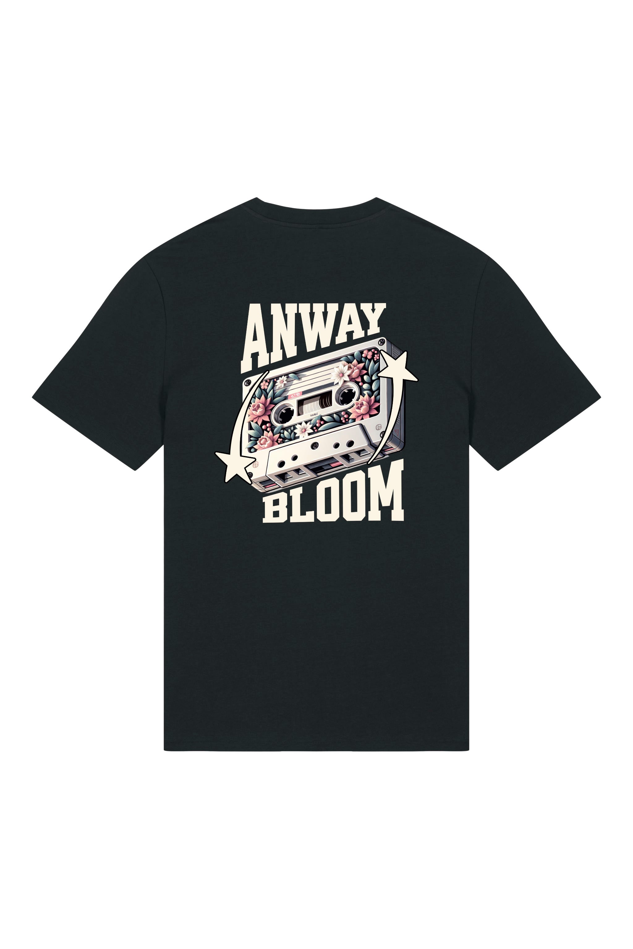 T-Shirt aus 100 % Bio-Baumwolle mit normaler Passform, erhältlich in verschiedenen Farben wie Blue Soul, Cotton Pink, Lavender, Aloe, Weiss und Schwarz. Individuell bedruckbar mit Wunschmotiv. Weiches, angenehm leichtes Material für hohen Tragekomfort. Ideal für einen zeitgemässen, entspannten Look. Als Motiv auf der Rückseite eine Kassette, dekoriert mit Blumen, eingerahmt von Sternen – Text „ANWAY BLOOM“.