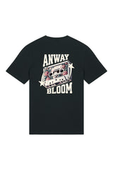 T-Shirt aus 100 % Bio-Baumwolle mit normaler Passform, erhältlich in verschiedenen Farben wie Blue Soul, Cotton Pink, Lavender, Aloe, Weiss und Schwarz. Individuell bedruckbar mit Wunschmotiv. Weiches, angenehm leichtes Material für hohen Tragekomfort. Ideal für einen zeitgemässen, entspannten Look. Als Motiv auf der Rückseite eine Kassette, dekoriert mit Blumen, eingerahmt von Sternen – Text „ANWAY BLOOM“.