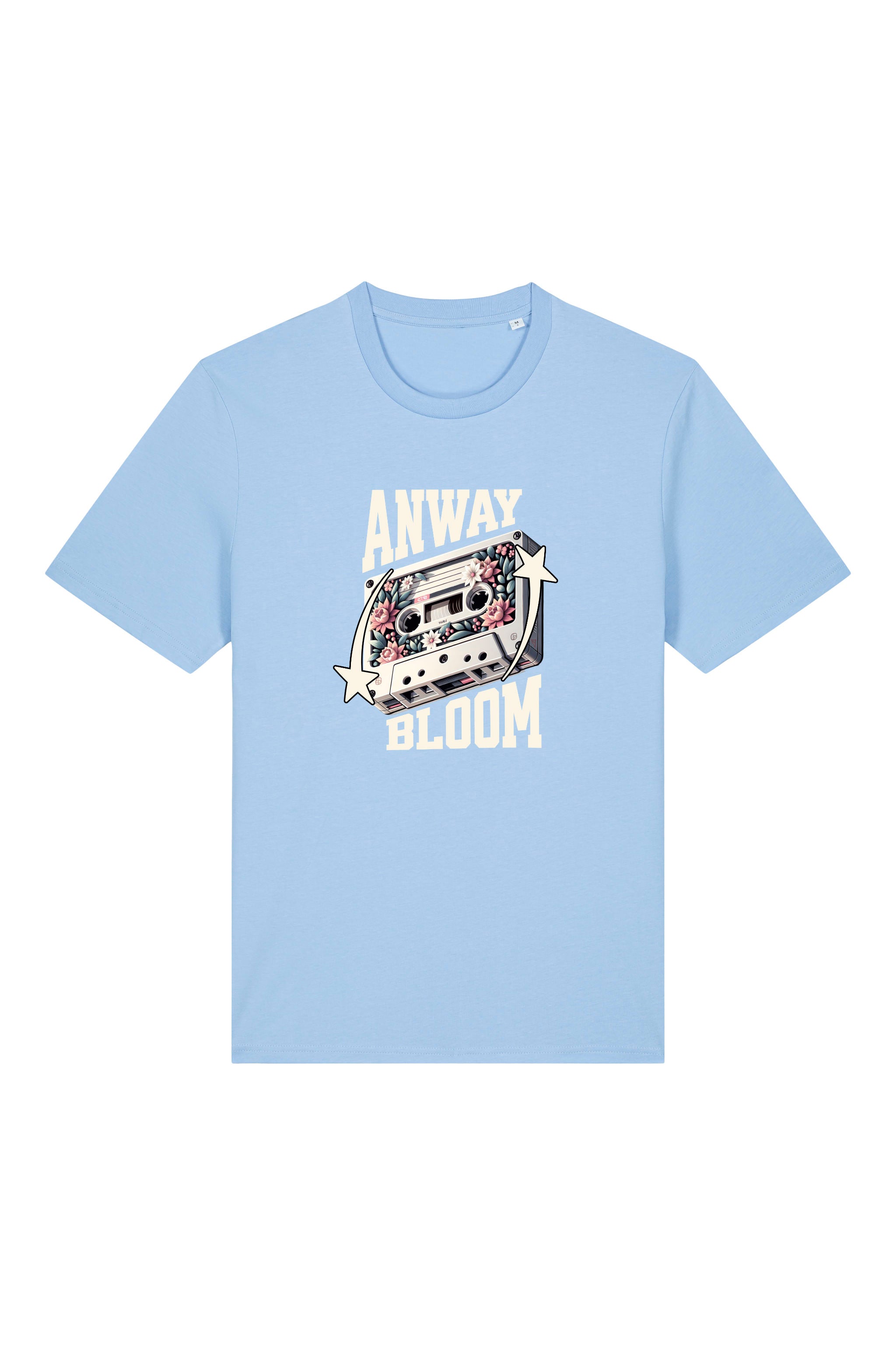 T-Shirt aus 100 % Bio-Baumwolle mit normaler Passform, erhältlich in verschiedenen Farben wie Blue Soul, Cotton Pink, Lavender, Aloe, Weiss und Schwarz. Individuell bedruckbar mit Wunschmotiv. Weiches, angenehm leichtes Material für hohen Tragekomfort. Ideal für einen zeitgemässen, entspannten Look. Als Motiv auf der Vorderseite eine Kassette, dekoriert mit Blumen, eingerahmt von Sternen – Text „ANWAY BLOOM“.