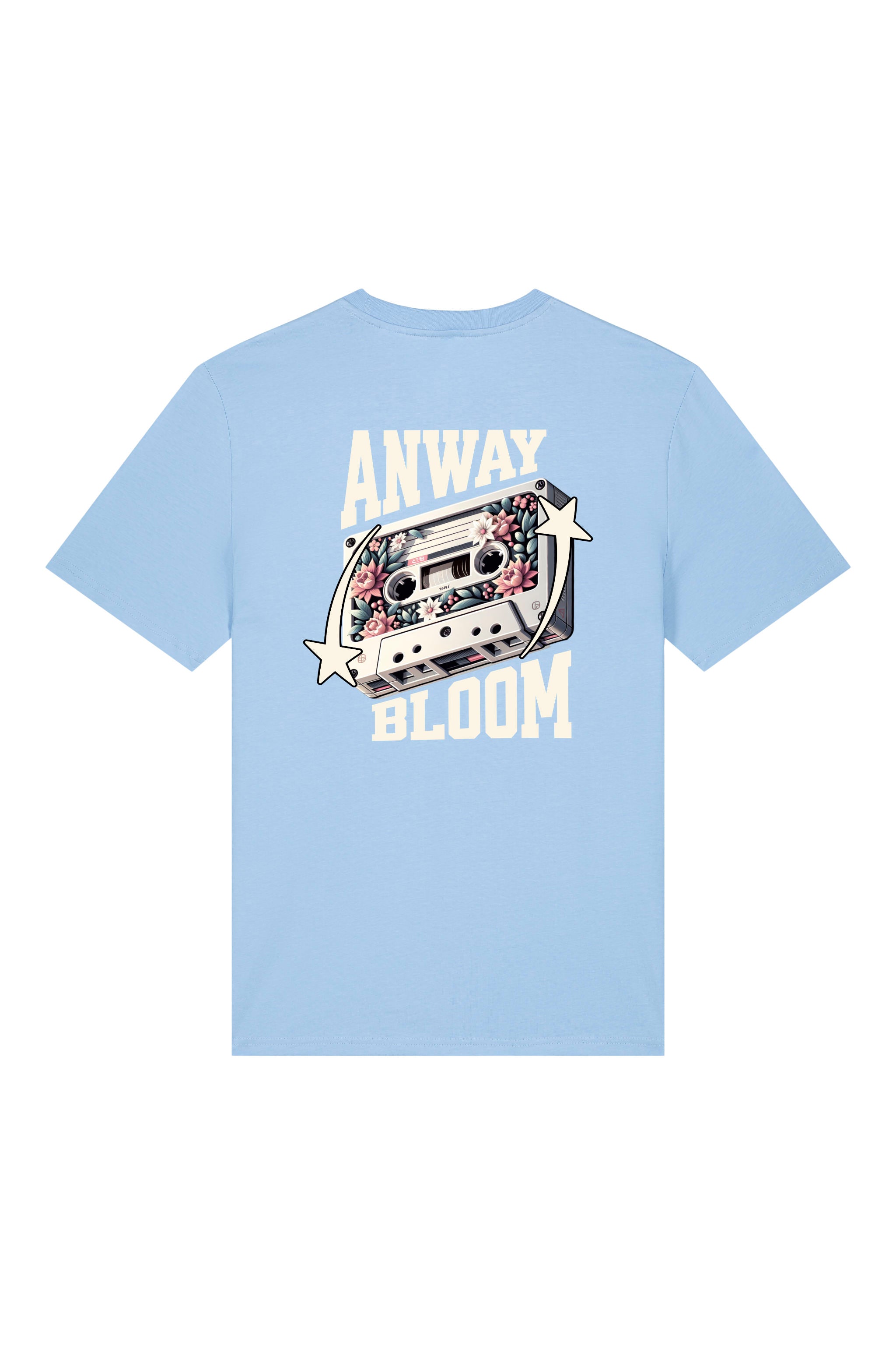 T-Shirt aus 100 % Bio-Baumwolle mit normaler Passform, erhältlich in verschiedenen Farben wie Blue Soul, Cotton Pink, Lavender, Aloe, Weiss und Schwarz. Individuell bedruckbar mit Wunschmotiv. Weiches, angenehm leichtes Material für hohen Tragekomfort. Ideal für einen zeitgemässen, entspannten Look. Als Motiv auf der Rückseite eine Kassette, dekoriert mit Blumen, eingerahmt von Sternen – Text „ANWAY BLOOM“.