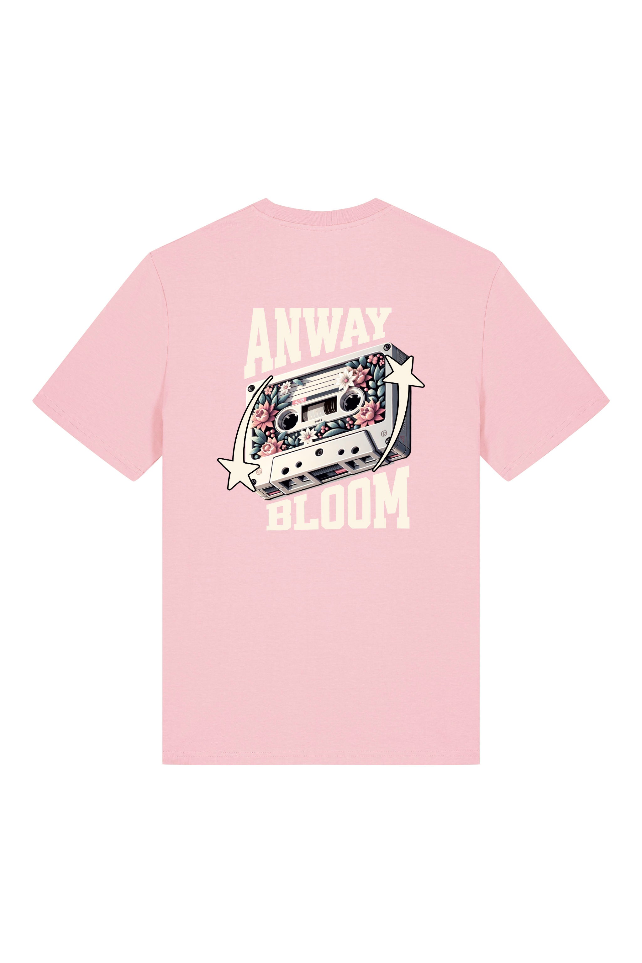 T-Shirt aus 100 % Bio-Baumwolle mit normaler Passform, erhältlich in verschiedenen Farben wie Blue Soul, Cotton Pink, Lavender, Aloe, Weiss und Schwarz. Individuell bedruckbar mit Wunschmotiv. Weiches, angenehm leichtes Material für hohen Tragekomfort. Ideal für einen zeitgemässen, entspannten Look. Als Motiv auf der Rückseite eine Kassette, dekoriert mit Blumen, eingerahmt von Sternen – Text „ANWAY BLOOM“.