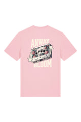 T-Shirt aus 100 % Bio-Baumwolle mit normaler Passform, erhältlich in verschiedenen Farben wie Blue Soul, Cotton Pink, Lavender, Aloe, Weiss und Schwarz. Individuell bedruckbar mit Wunschmotiv. Weiches, angenehm leichtes Material für hohen Tragekomfort. Ideal für einen zeitgemässen, entspannten Look. Als Motiv auf der Rückseite eine Kassette, dekoriert mit Blumen, eingerahmt von Sternen – Text „ANWAY BLOOM“.