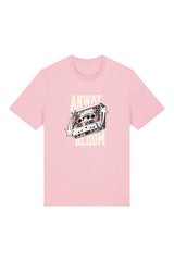 T-Shirt aus 100 % Bio-Baumwolle mit normaler Passform, erhältlich in verschiedenen Farben wie Blue Soul, Cotton Pink, Lavender, Aloe, Weiss und Schwarz. Individuell bedruckbar mit Wunschmotiv. Weiches, angenehm leichtes Material für hohen Tragekomfort. Ideal für einen zeitgemässen, entspannten Look. Als Motiv auf der Vorderseite eine Kassette, dekoriert mit Blumen, eingerahmt von Sternen – Text „ANWAY BLOOM“.