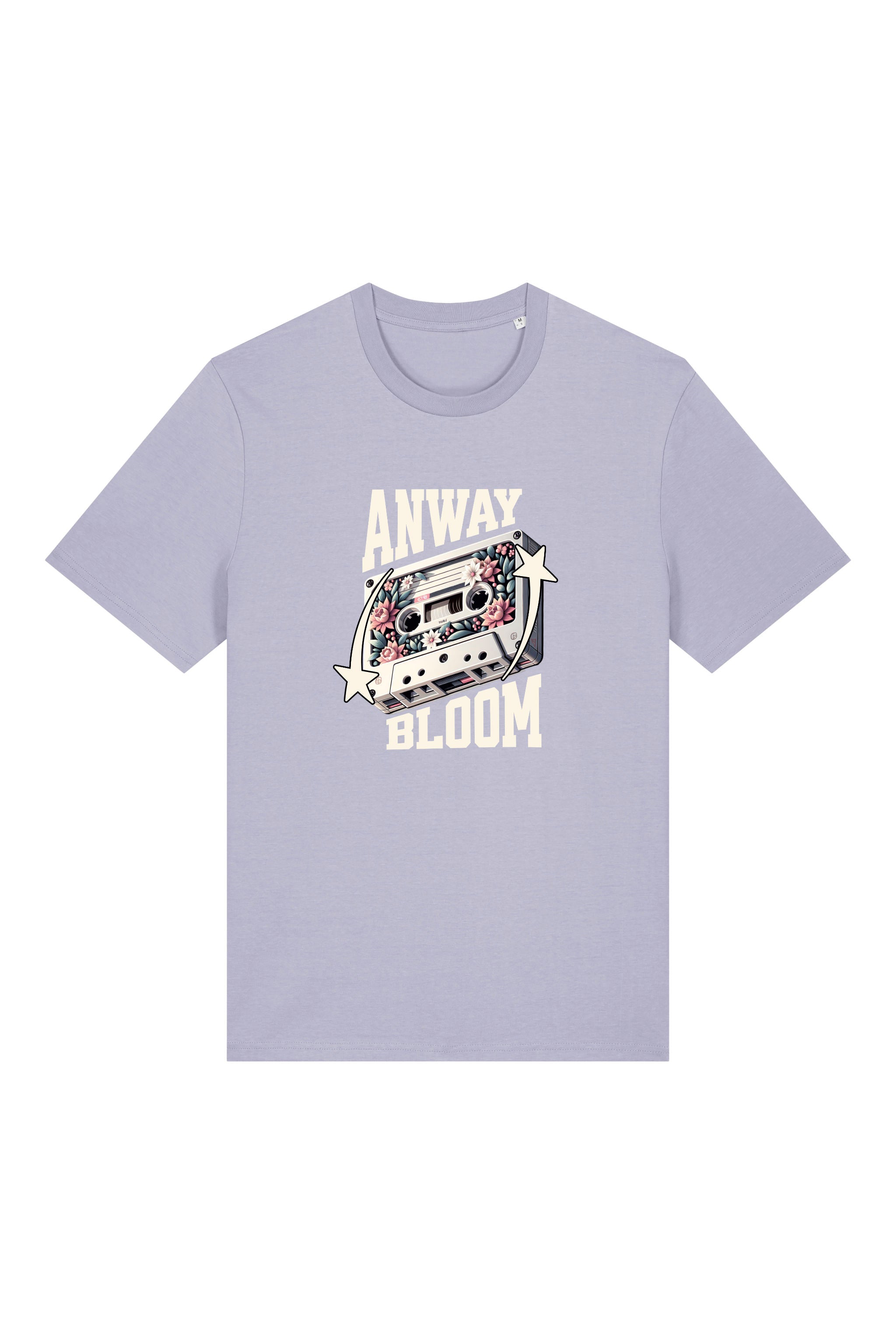 T-Shirt aus 100 % Bio-Baumwolle mit normaler Passform, erhältlich in verschiedenen Farben wie Blue Soul, Cotton Pink, Lavender, Aloe, Weiss und Schwarz. Individuell bedruckbar mit Wunschmotiv. Weiches, angenehm leichtes Material für hohen Tragekomfort. Ideal für einen zeitgemässen, entspannten Look. Als Motiv auf der Vorderseite eine Kassette, dekoriert mit Blumen, eingerahmt von Sternen – Text „ANWAY BLOOM“.